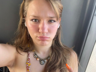 Alter: 18 / Waage - Alter: 165 / schlank - Geschlecht: weiblich - Ausrichtung: bisexuell - Haare: blond / lang - Piercing: Gesicht - bewebmaster-Alter: C - Hautfarbe: weiss - Augen: grün - Rasur: teilrasiert